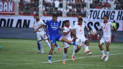 Persib Bandung gagal mendekati puncak klasemen Super League 2025-2026, setelah pada laga tunda Pekan 12, menyerah 2-0 dari Malut United,