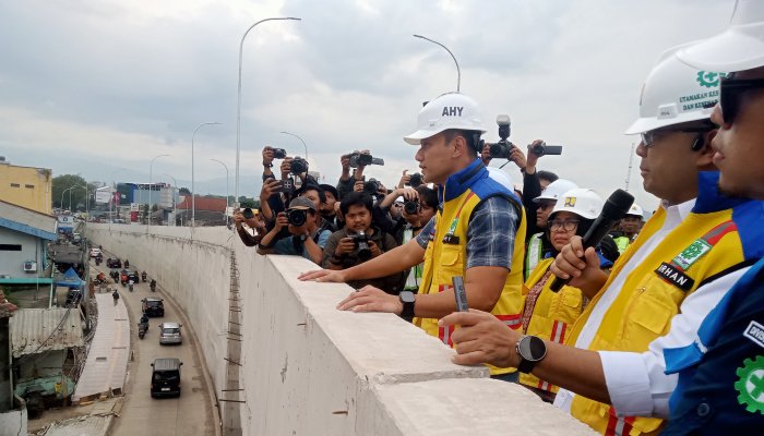 Menko Agus Harimurti Yudhoyono (AHY) meninjau langsung progres pembangunan Flyover Nurtanio, Kota Bandung, Jumat (12/12/2025).
