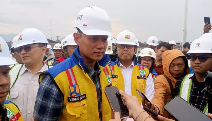 Menko Agus Harimurti Yudhoyono (AHY) meninjau langsung progres pembangunan Flyover Nurtanio, Kota Bandung, Jumat (12/12/2025).