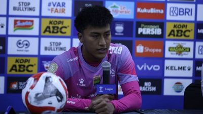 Fitrah Maulana mengaku senang dan bersyukur bisa melakoni debutnya bersama Persib Bandung saat menghadapi Borneo FC, Jumat (5/12/2025) malam.