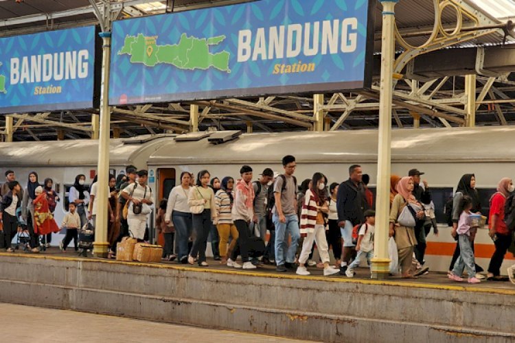 Hari Kelima Angkutan Nataru, Penumpang Commuter Line Bandung Terus Meningkat