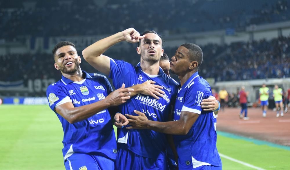 Skuat Persib Bandung tak mau terlalu larut dalam euforia setelah berhasil mengalahkan PSM Makassar 1-0, Sabtu (27/12/2025) malam.