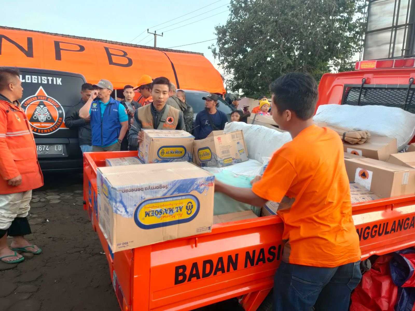 Tanggap Darurat, BPBD Kota Bandung Kirim Logistik dan Personel ke Lokasi Longsor Cisarua