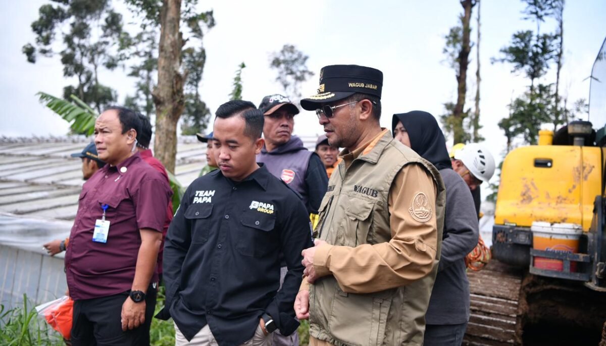 Wagub Jabar Pastikan Pencarian Korban Longsor di Cisarua Dilakukan Secara Maksimal