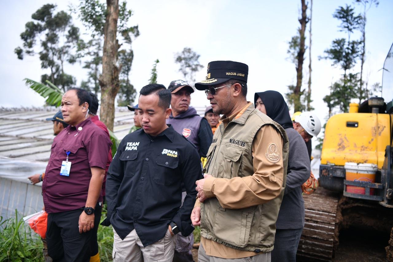Wagub Jabar Pastikan Pencarian Korban Longsor di Cisarua Dilakukan Secara Maksimal