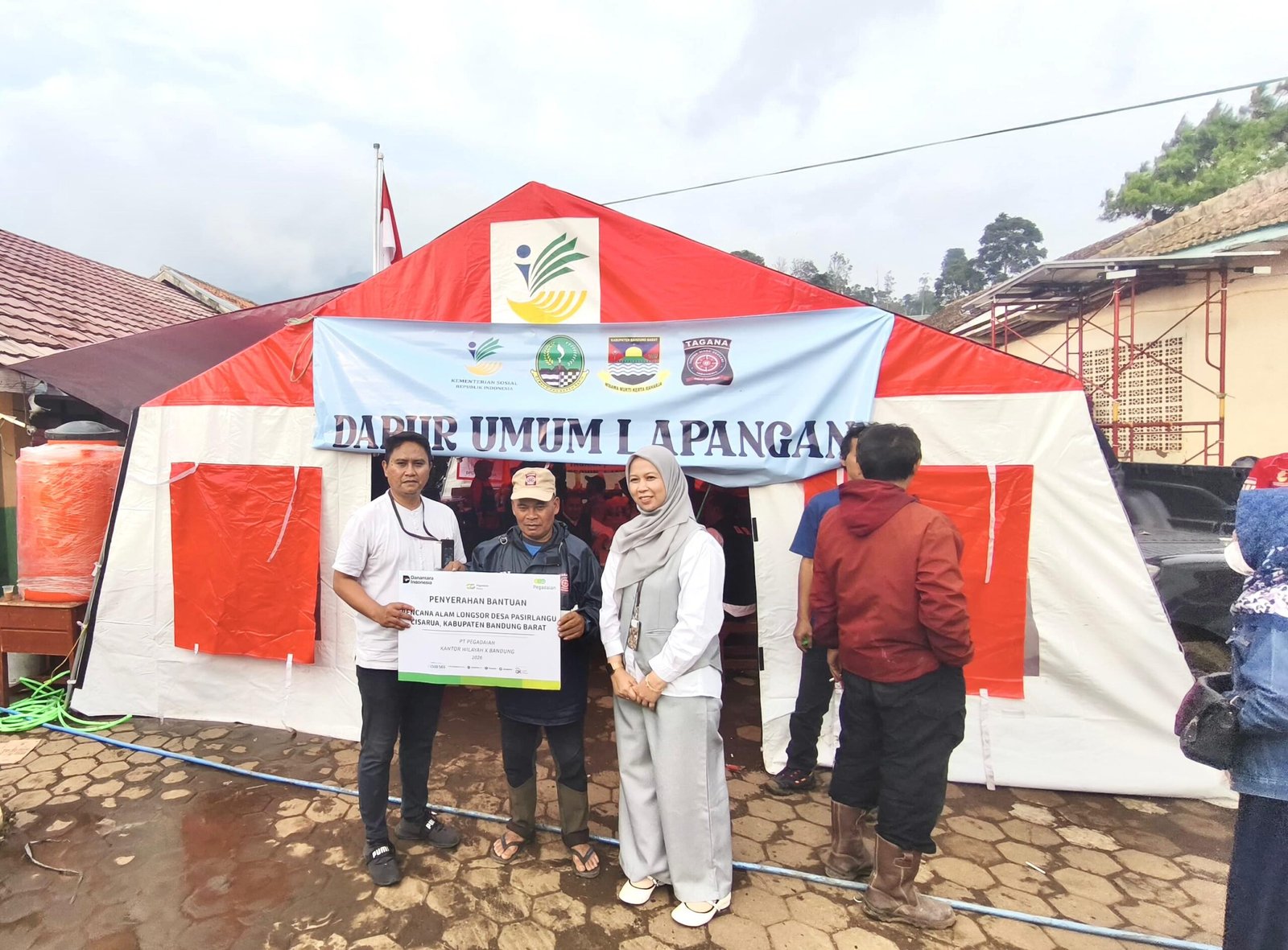 Pegadaian Jabar Salurkan Bantuan Darurat untuk Korban Longsor Cisarua Bandung Barat