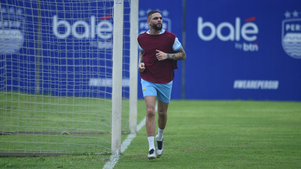 Pemain Persib Bandung, Layvin Kurzawa latihan di lapangan pendamping Stadion Gelora Bandung Lautan Api. (foto:media officer persib)