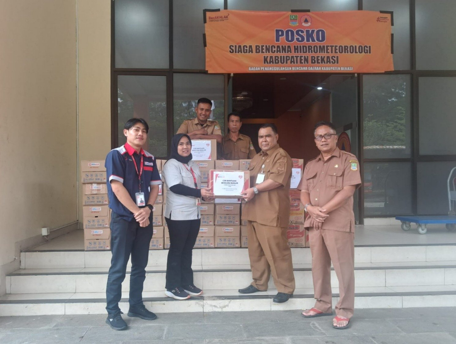 Alfamidi Bantu Warga Terdampak Banjir di 10 Kecamatan di Kabupaten Bekasi