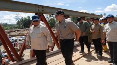 AHY menyambut kedatangan Presiden Prabowo Subianto di Bandara Raja Sisingamangaraja XII, Kabupaten Tapanuli Utara, Sumatra Utara.
