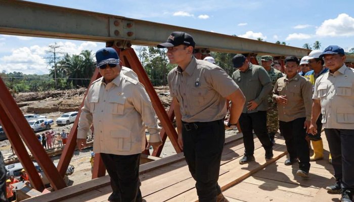 AHY menyambut kedatangan Presiden Prabowo Subianto di Bandara Raja Sisingamangaraja XII, Kabupaten Tapanuli Utara, Sumatra Utara.