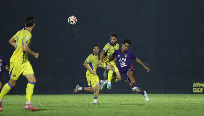 Persib Bandung  gagal kembali memuncaki klasemen Super League 2025-2026, setelah pada laga Pekan 16, hanya bermain 1-1 dengan Persik Kediri