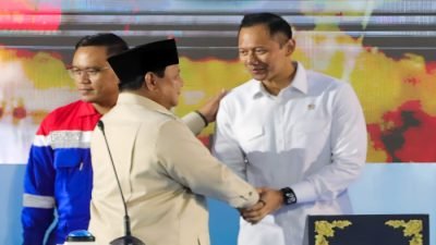 Menko AHY mendampingi Presiden Prabowo Subianto dalam kunjungan kerja ke Balikpapan, Kalimantan Timur, Senin (12/1/2026).