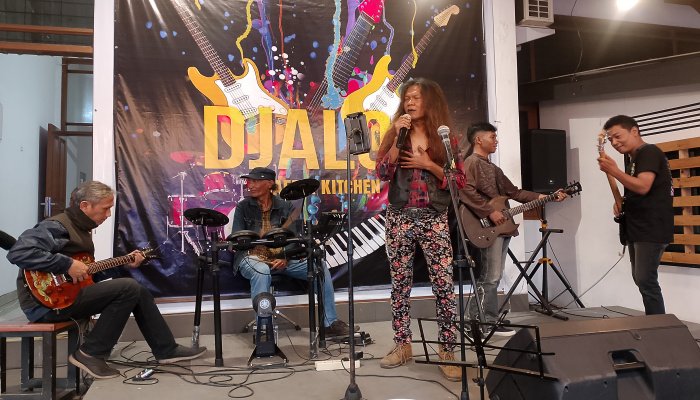Semangat solidaritas kembali membara di skena musik Kota Kembang. Sejumlah musisi lintas generasi berkumpul di Djaleo Cafe, Jalan Bengawan 75