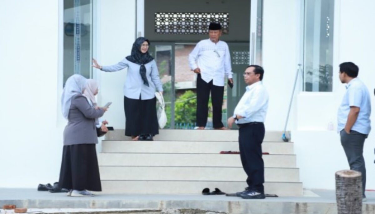 Hj. Ratnawati Bersama Herman Khaeron Donasikan Rp50 Juta untuk Renovasi Masjid SMK Muhammadiyah Jatibarang