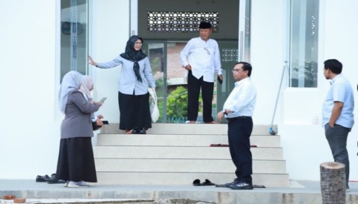 Aula SMK Muhammadiyah Jatibarang dipenuhi suasana haru saat Anggota DPRD Provinsi Jabar, Hj. Ratnawati, hadir dalam agenda Sekolah Politik.