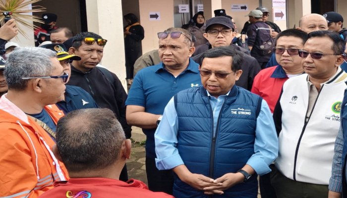 Sekretaris Jenderal DPP Partai Demokrat Herman Khaeron menyerahkan bantuan korban bencana longsor di Desa Pasirlangu.