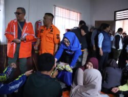 Hj. Ratnawati Tinjau Lokasi Longsor Pasirlangu dan Salurkan Bantuan Warga Terdampak