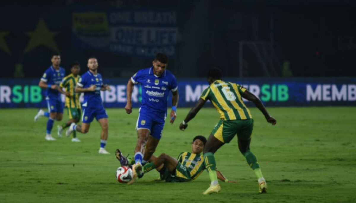 Persib Bandung kokoh di puncak klasemen Pekan 18 Super League 2025-2016, setelah menundukkan PSBS 1-0 di Stadion GBLA, Minggu (25/1/2026). 