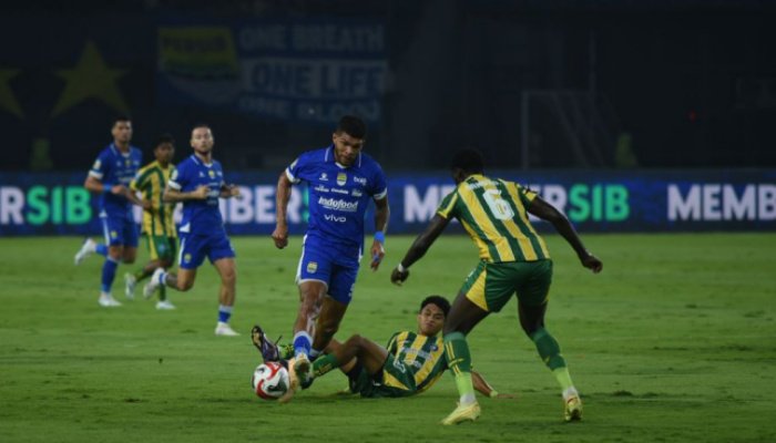 Persib Bandung kokoh di puncak klasemen Pekan 18 Super League 2025-2016, setelah menundukkan PSBS 1-0 di Stadion GBLA, Minggu (25/1/2026). 