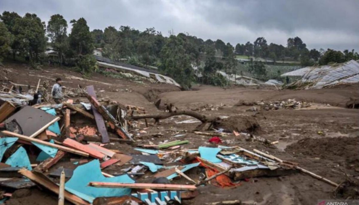 DINGINNYA udara Bandung dan sekitarnya seolah menyatu dengan kabar duka yang kembali menyergap ruang rasa dan batin masyarakat.