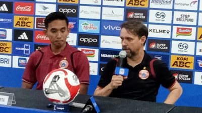 Pelatih Persija Jakarta Mauricio Souza tak bisa menyembunyikan kekecewaannya setelah timnya kalah 1-0 oleh Persib, Minggu (11/1/2026) sore.