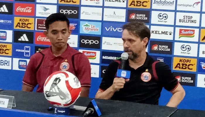 Pelatih Persija Jakarta Mauricio Souza tak bisa menyembunyikan kekecewaannya setelah timnya kalah 1-0 oleh Persib, Minggu (11/1/2026) sore.