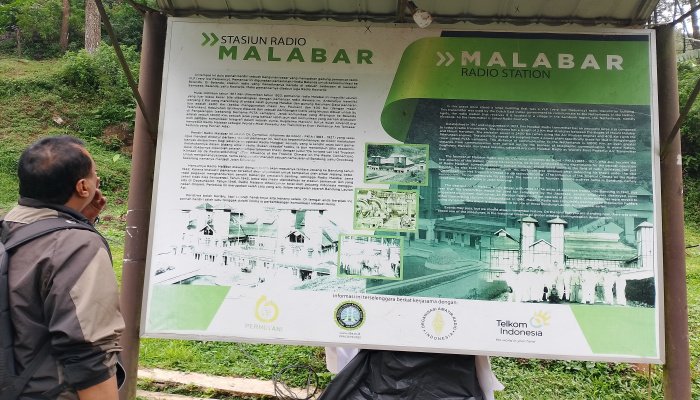 Di balik rimbunnya pepohonan lereng Gunung Puntang, Kabupaten Bandung, tersimpan sisa-sisa kejayaan teknologi komunikasi dunia.