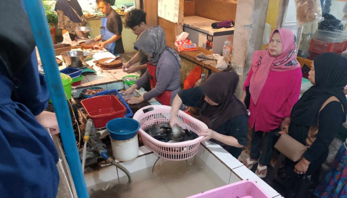 Suasana Pagi Pasar Sadangserang, Warga Berburu Ikan Segar untuk Kebutuhan Harian
