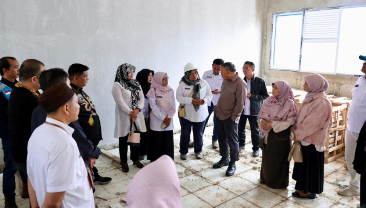 Komisi V DPRD Provinsi Jabar meninjau progres pembangunan ruang kelas baru yang hingga kini belum tuntas akibat kendala anggaran tahun 2025. 