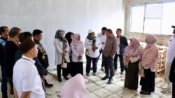 Komisi V DPRD Provinsi Jabar meninjau progres pembangunan ruang kelas baru yang hingga kini belum tuntas akibat kendala anggaran tahun 2025. 