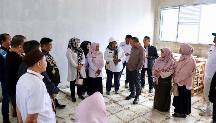 Komisi V DPRD Provinsi Jabar meninjau progres pembangunan ruang kelas baru yang hingga kini belum tuntas akibat kendala anggaran tahun 2025. 