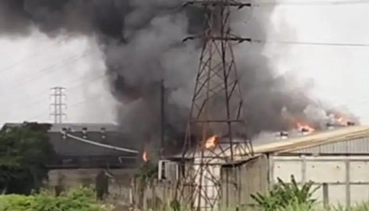 Kebakaran hebat melanda sebuah pabrik plastik di Jalan Cibolerang, Kelurahan Margasuka, Kecamatan Babakan Ciparay, Kota Bandung.