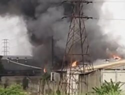 Pabrik Plastik di Cibolerang Bandung Terbakar, Asap Hitam Menyebar hingga 15 Km