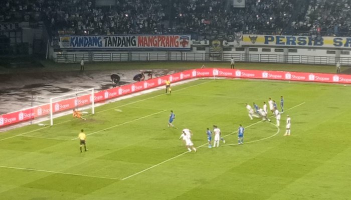 Persib Bandung menuntaskan dendamnya atas Malut, setelah menang 2-0 pada Pekan 20 Super League 2025-2026 di GBLA, Jumat (6/2/2026) malam.