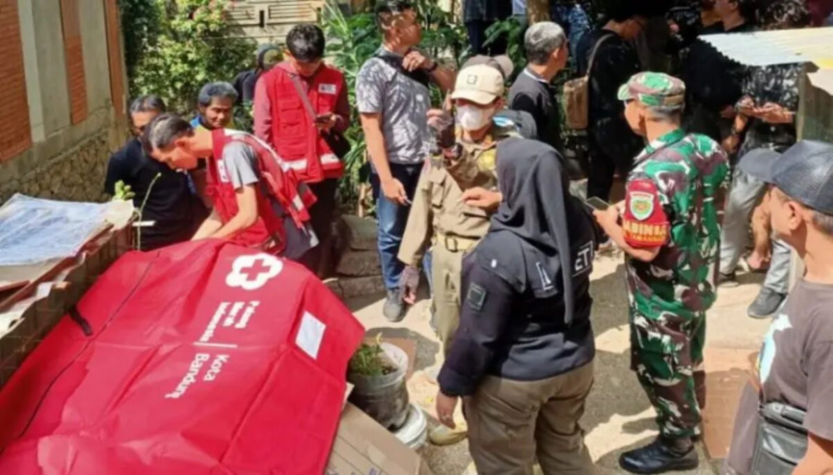 Insiden tragis terjadi di Flyover Pasupati, Kota Bandung, Selasa (10/2/2026), saat seorang remaja 17 tahun ditemukan tewas