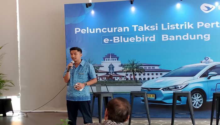 Bluebird resmi menghadirkan taksi listrik perdana di Kota Bandung sebagai langkah nyata mendukung mobilitas ramah lingkungan. 
