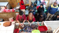 Suasana di Pasar Sadang Serang, Kota Bandung, mulai menunjukkan geliat yang signifikan menjelang datangnya bulan suci Ramadhan.