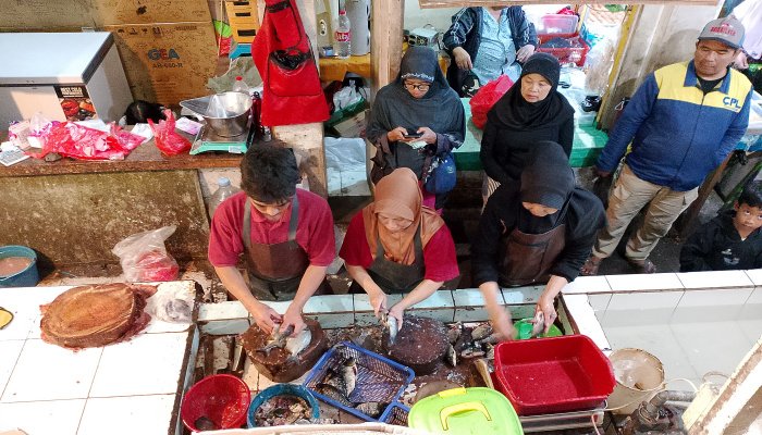 Suasana di Pasar Sadang Serang, Kota Bandung, mulai menunjukkan geliat yang signifikan menjelang datangnya bulan suci Ramadhan. 