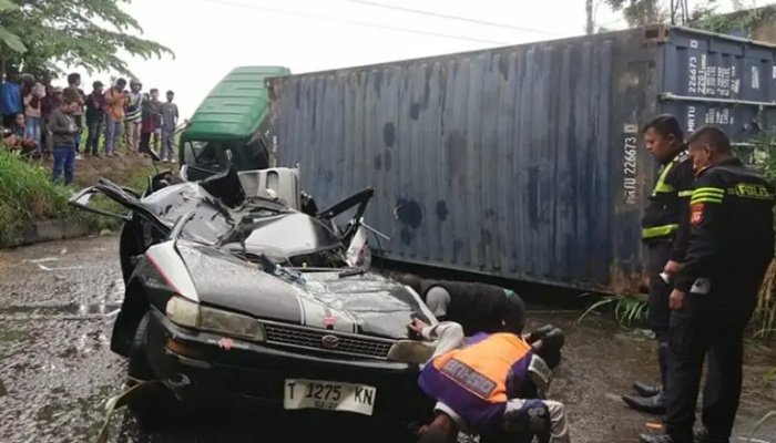 Kecelakaan maut terjadi di Jalan Raya Tanggul Rawagabus, Desa Kondangjaya, Kecamatan Karawang Timur, Kabupaten Karawang.