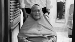 Kabar duka menyelimuti Pemkot Bandung setelah ibunda Wali Kota Bandung, Muhammad Farhan, Nani Rubiyani binti M. Wiraatmaja, meninggal dunia.