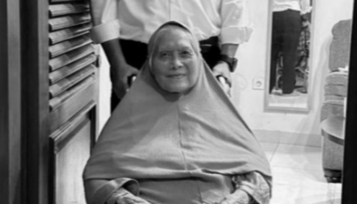 Kabar duka menyelimuti Pemkot Bandung setelah ibunda Wali Kota Bandung, Muhammad Farhan, Nani Rubiyani binti M. Wiraatmaja, meninggal dunia.