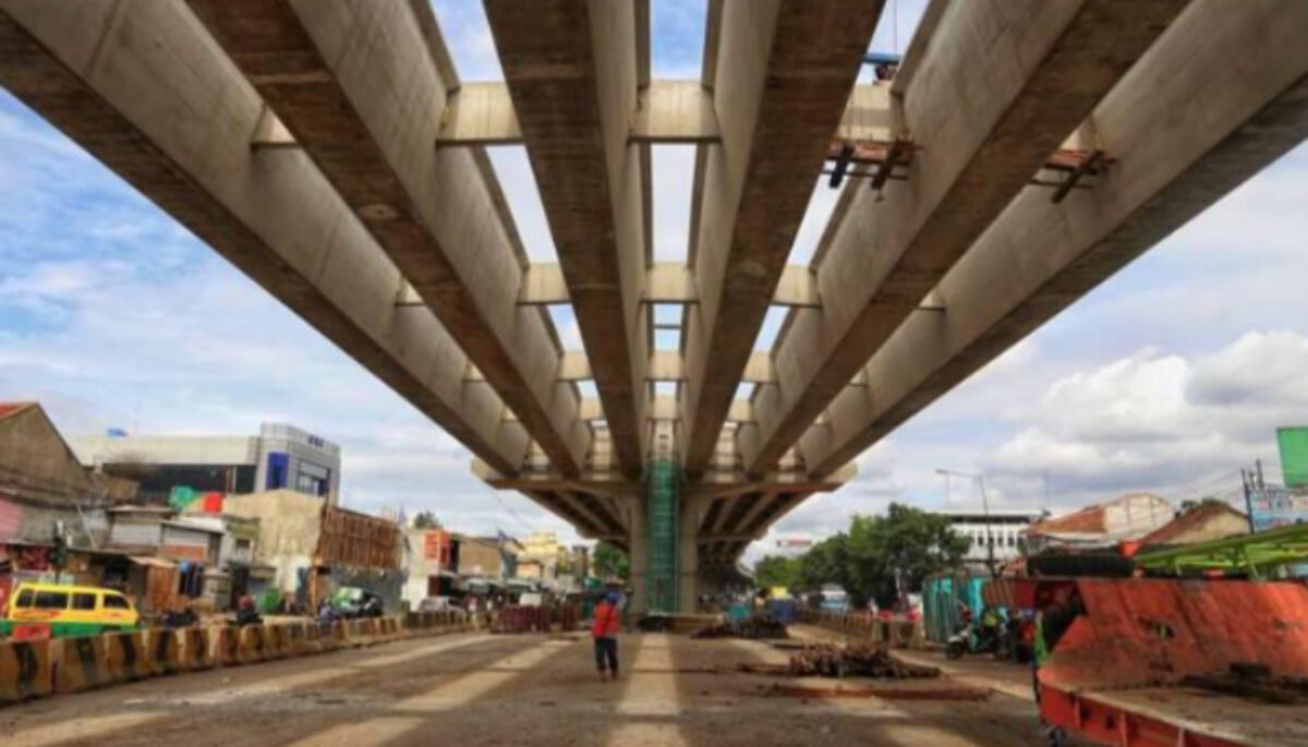 Wali Kota Bandung Muhammad Farhan meningkatkan anggaran infrastruktur jalan dari Rp130 miliar menjadi Rp300 miliar. 