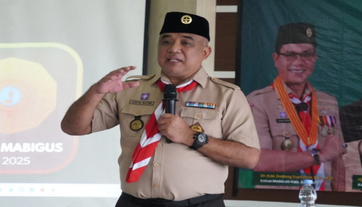 Ketua Harian Kwarcab Kabupaten Badung, Saeful Bachri, menyampaikan pesan inspiratif dalam peringatan Hari Baden-Powell. 
