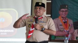 Ketua Harian Kwarcab Kabupaten Badung, Saeful Bachri, menyampaikan pesan inspiratif dalam peringatan Hari Baden-Powell. 