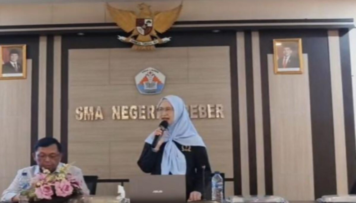 Ratnawati Ajak Pelajar Cirebon Pahami Demokrasi Sejak Dini