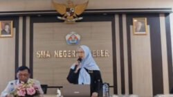 Hj. Ratnawati, mengajak pelajar sekolah menengah memahami demokrasi sejak dini agar generasi muda mampu menyalurkan aspirasi.