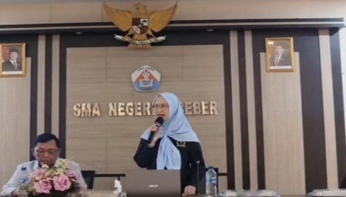 Hj. Ratnawati, mengajak pelajar sekolah menengah memahami demokrasi sejak dini agar generasi muda mampu menyalurkan aspirasi.