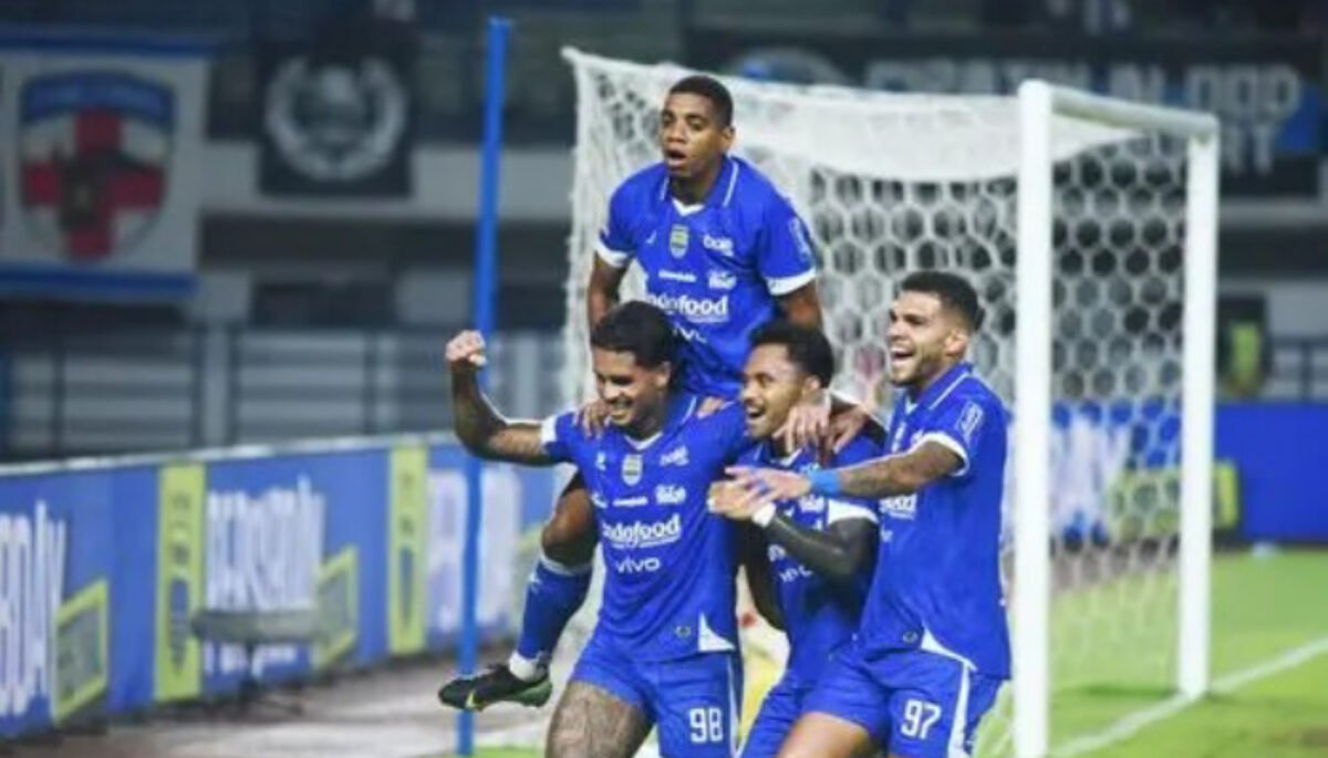Persib Bandung membuktikan ketangguhannya saat berlaga di Stadion GBLA, setelah membantai Madura United 5-0, Kamis (26/2/2026) malam.