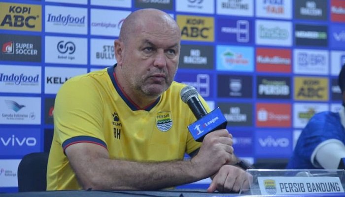 Persib Bandung melakoni laga sengit menghadapi Malut United pada Pekan 20 Super League 2025-2026 di Stadoion GBLA, Jumat (6/2/2026) malam.