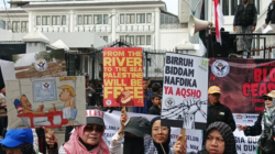 Puluhan umat Islam se-Bandung Raya menggelar aksi solidaritas Palestina di Gedung DPRD Jabar, Kota Bandung, Jumat (13/2/2026).